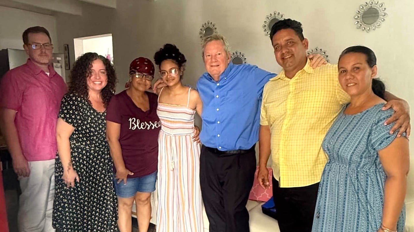 Mike Hammer visita a Anna Bensi y denuncia el hostigamiento del régimen cubano