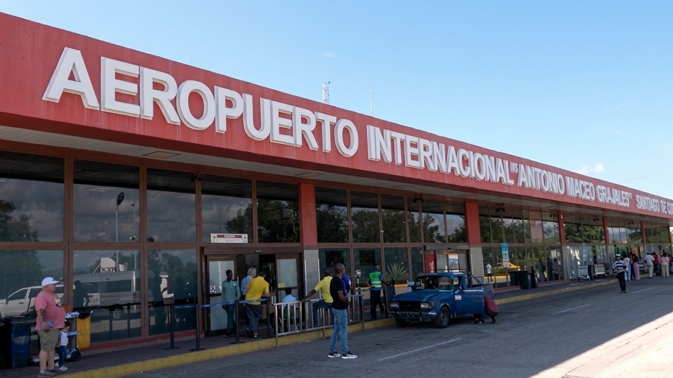 Pasajeros denuncian cancelación y reventa de sus boletos en el aeropuerto de Santiago de Cuba