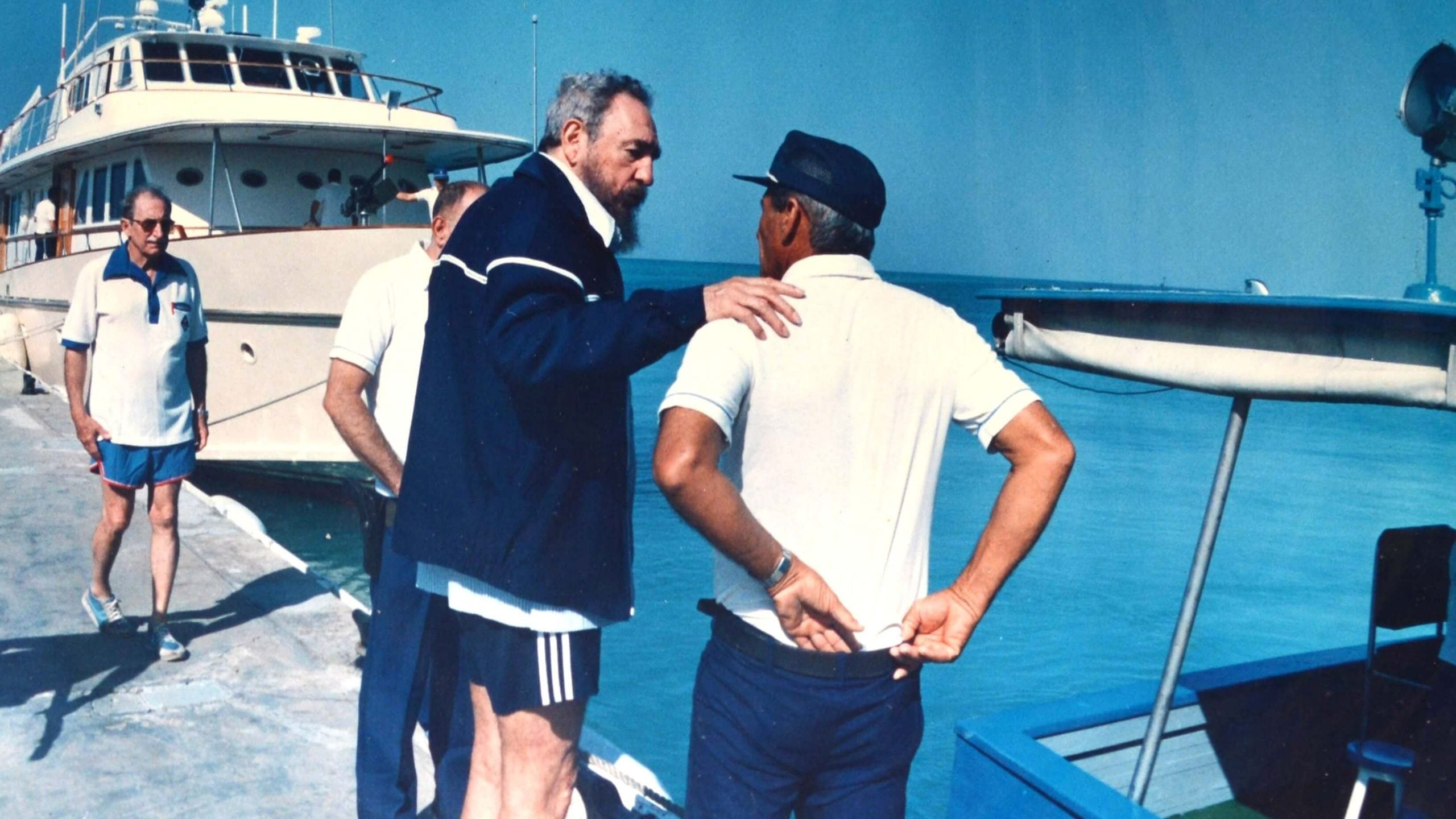 Revelan fotografías inéditas de Fidel y Raúl Castro en una jornada de pesca3 (1)