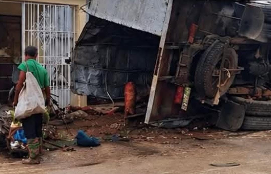 Un camión se vuelca y destroza una vivienda en La Habana