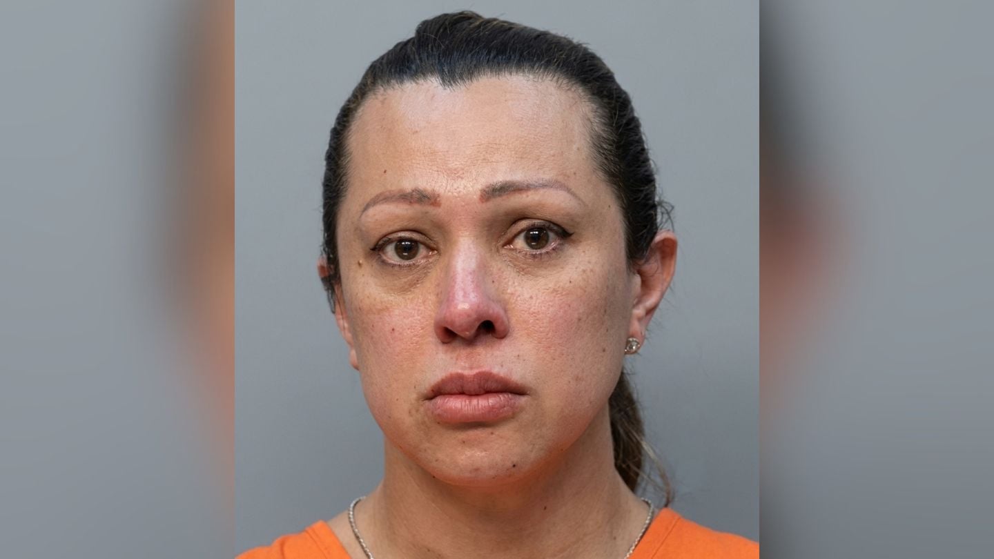 Vecina de Hialeah acusada de crueldad animal cámaras captan esta agresión a un perro