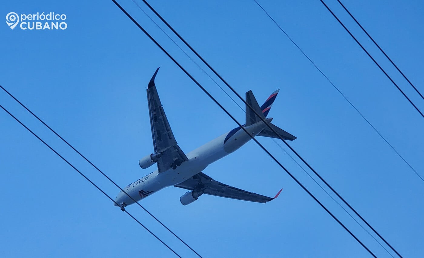 Avión volando visto desde abajo. Aviones vuelos