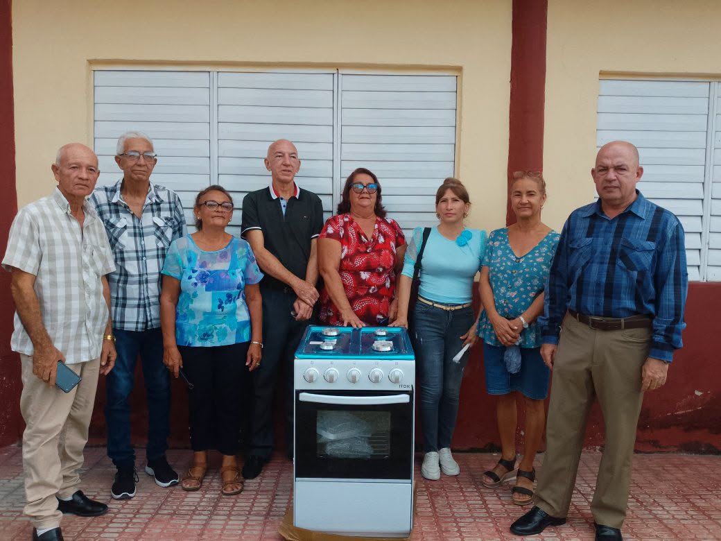 En Holguín, el régimen cubano premia con fogones a profesionales de la Educación por sus años de trabajo